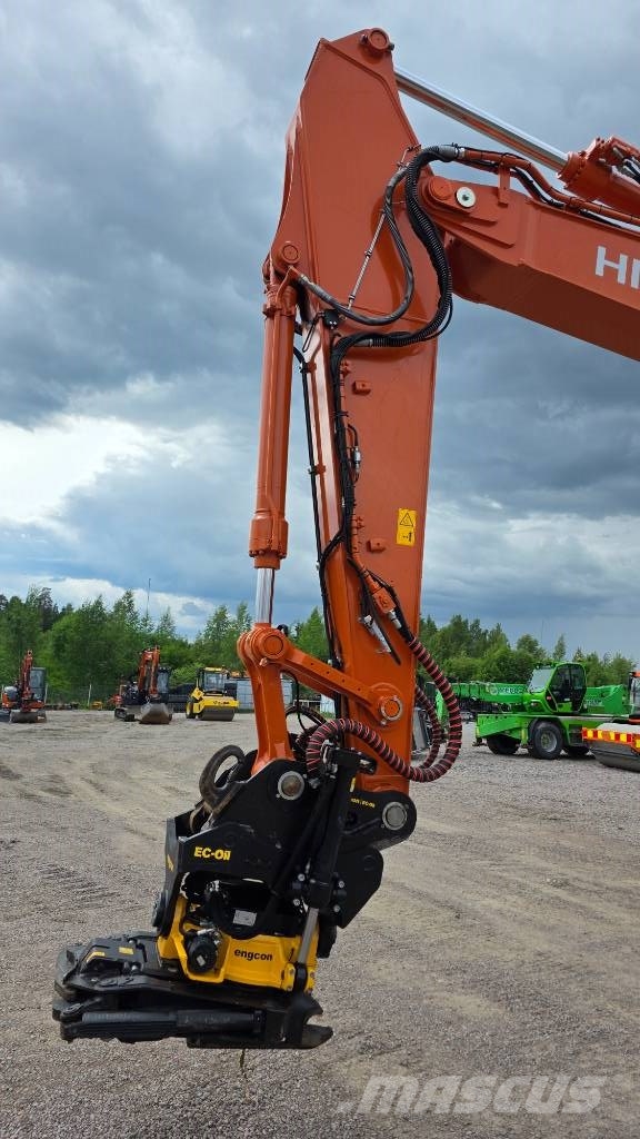 Hitachi ZX225USLC-7 حفارات زحافة