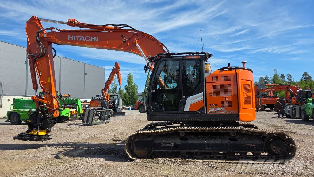 Hitachi ZX225USLC-7 حفارات زحافة