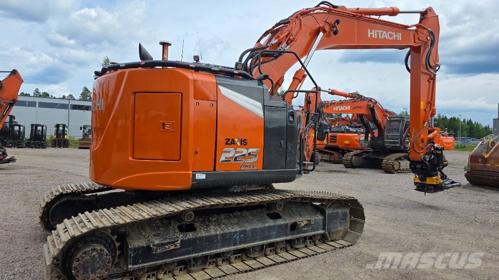 Hitachi ZX225USLC-7 حفارات زحافة