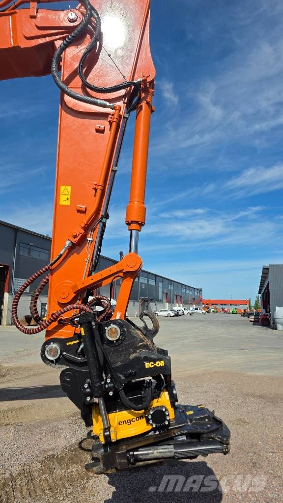 Hitachi ZX225USLC-7 حفارات زحافة