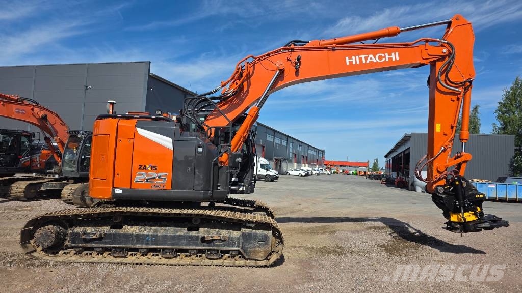 Hitachi ZX225USLC-7 حفارات زحافة