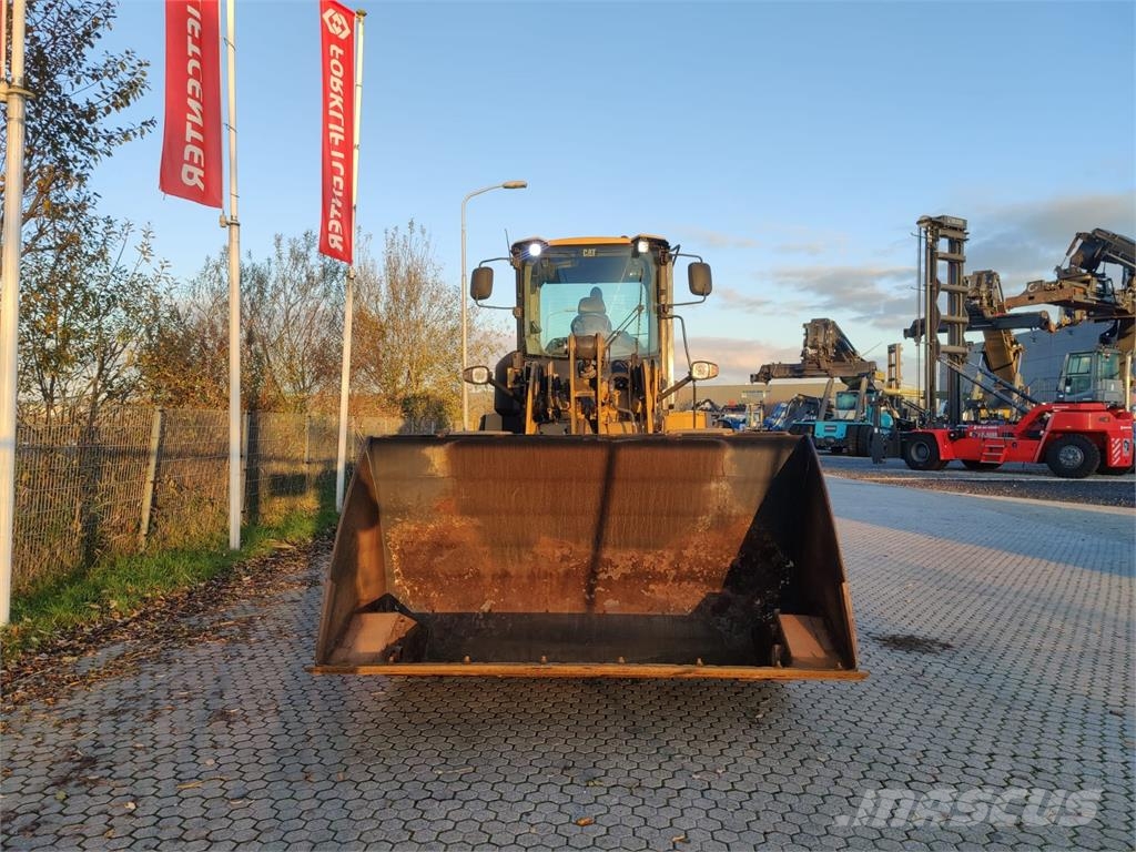 CAT 924K لوادر بعجل