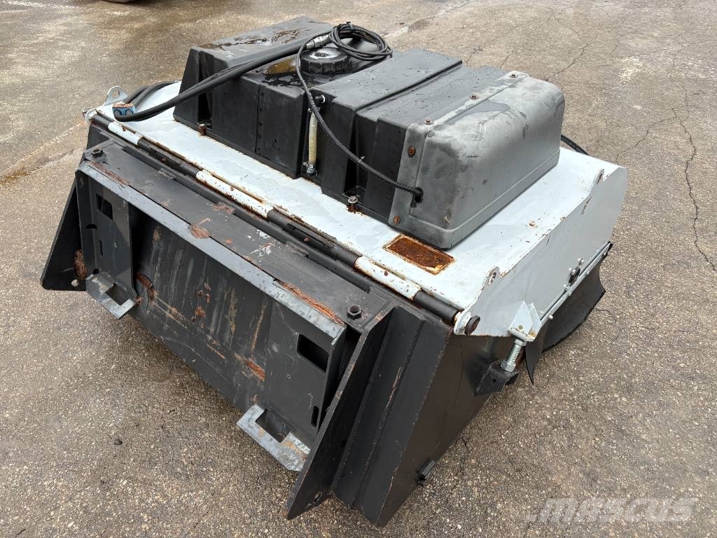 Used Bucket Sweeper with Spraying Borstar & borstskopor