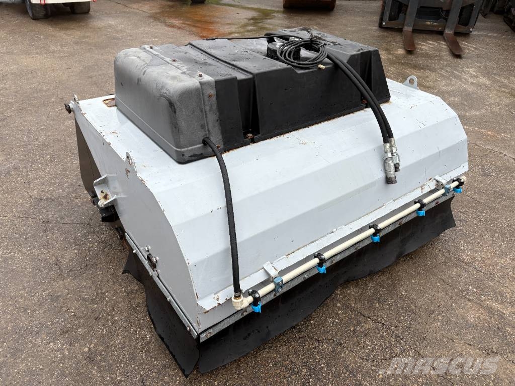 Used Bucket Sweeper with Spraying Borstar & borstskopor
