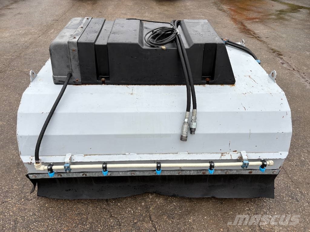 Used Bucket Sweeper with Spraying Borstar & borstskopor