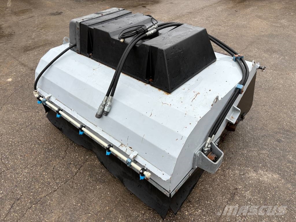 Used Bucket Sweeper with Spraying Borstar & borstskopor