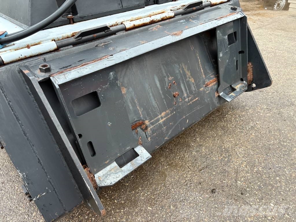 Used Bucket Sweeper with Spraying Borstar & borstskopor