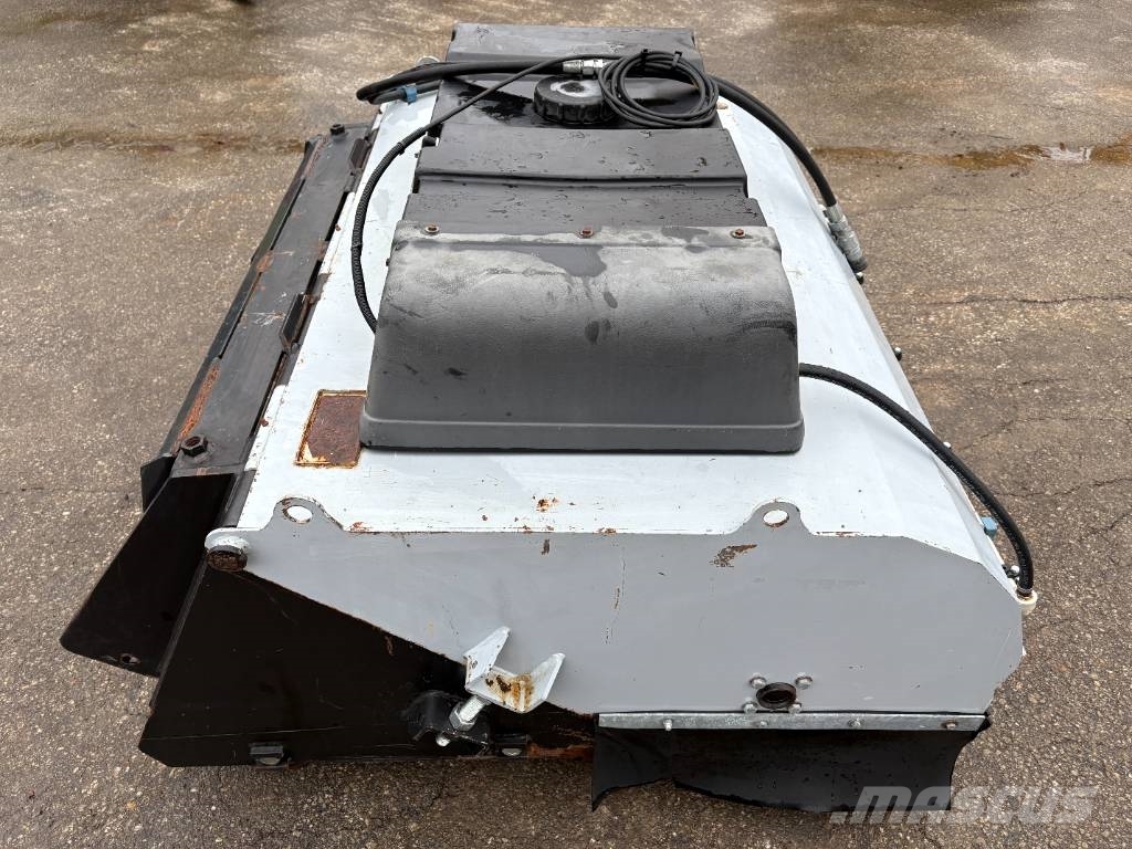 Used Bucket Sweeper with Spraying Borstar & borstskopor