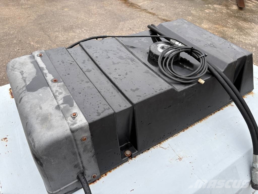 Used Bucket Sweeper with Spraying Borstar & borstskopor