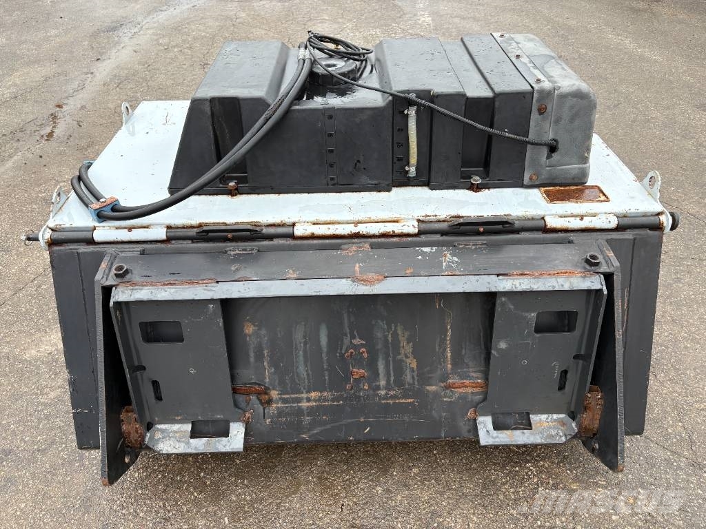 Used Bucket Sweeper with Spraying Borstar & borstskopor