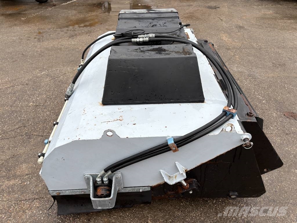 Used Bucket Sweeper with Spraying Borstar & borstskopor
