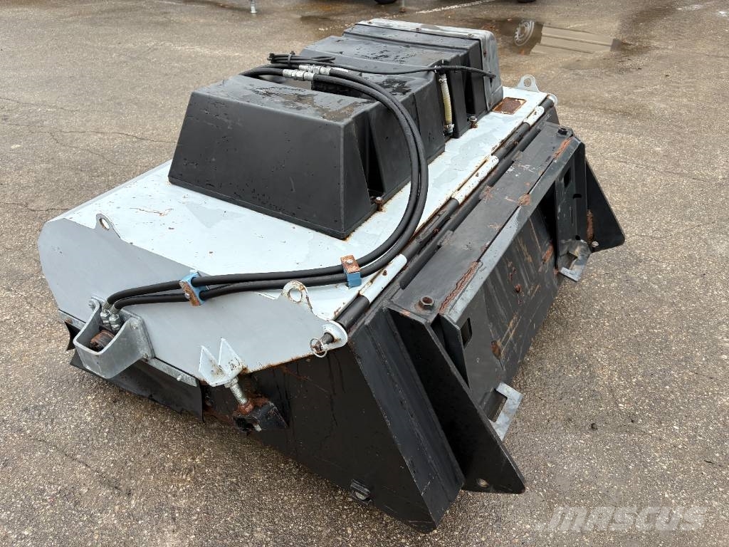 Used Bucket Sweeper with Spraying Borstar & borstskopor