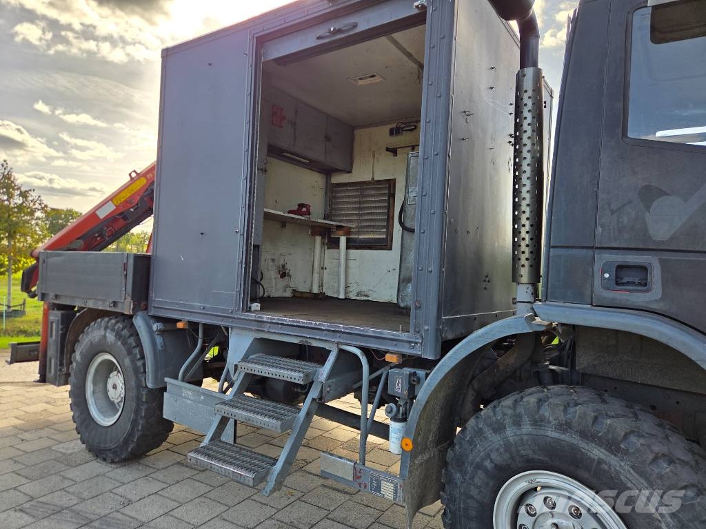 Iveco 4x4 Palifinger service truck workpace crane Camion plateau ridelle avec grue