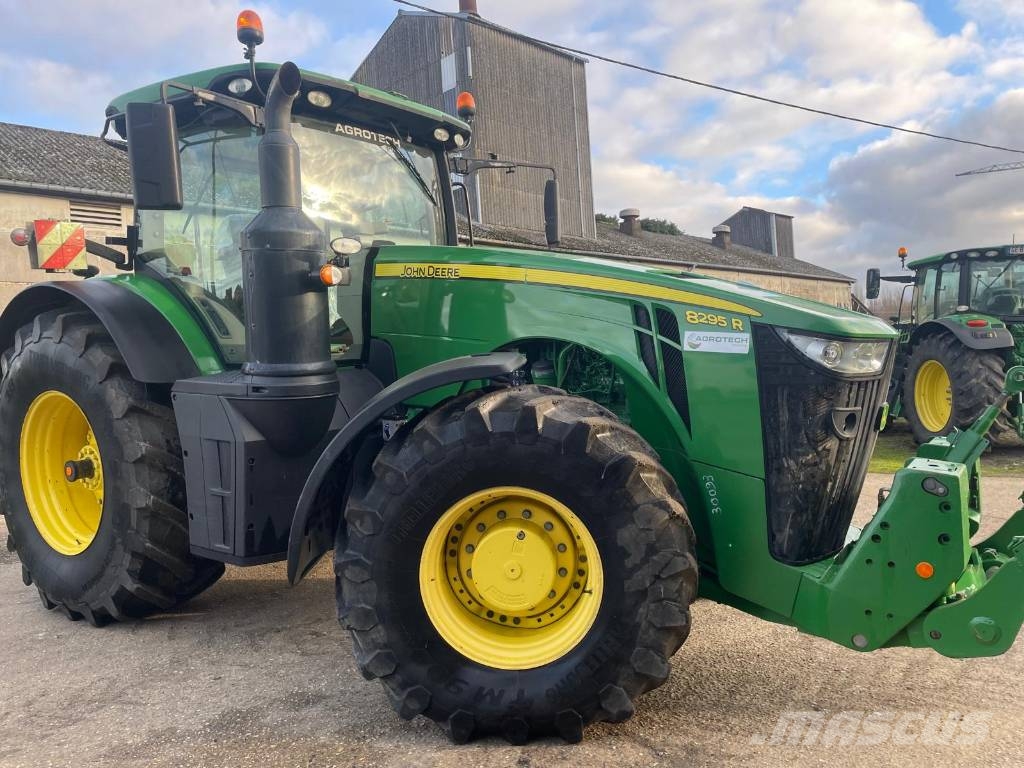 John Deere 8295 R الجرارات