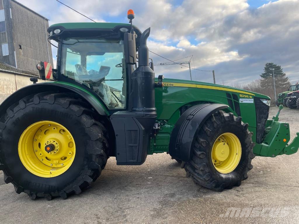 John Deere 8295 R الجرارات