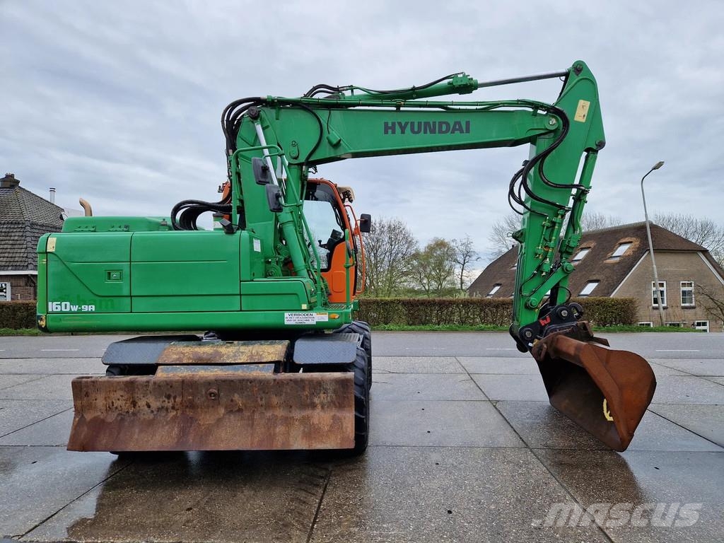 Hyundai Robex with 6-cylinder Cummins Wielgraafmachines