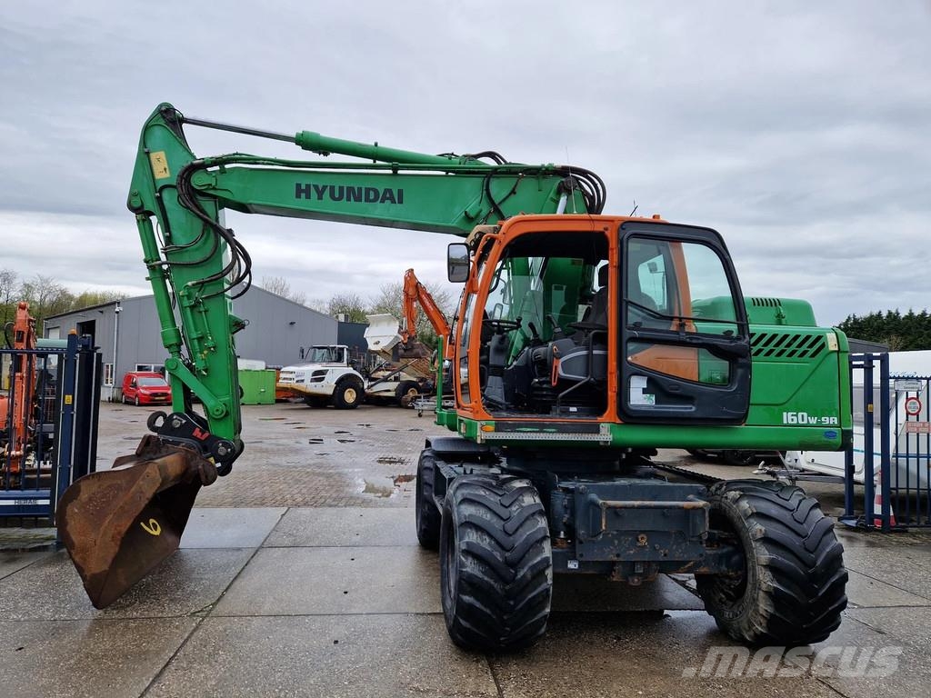 Hyundai Robex with 6-cylinder Cummins Wielgraafmachines