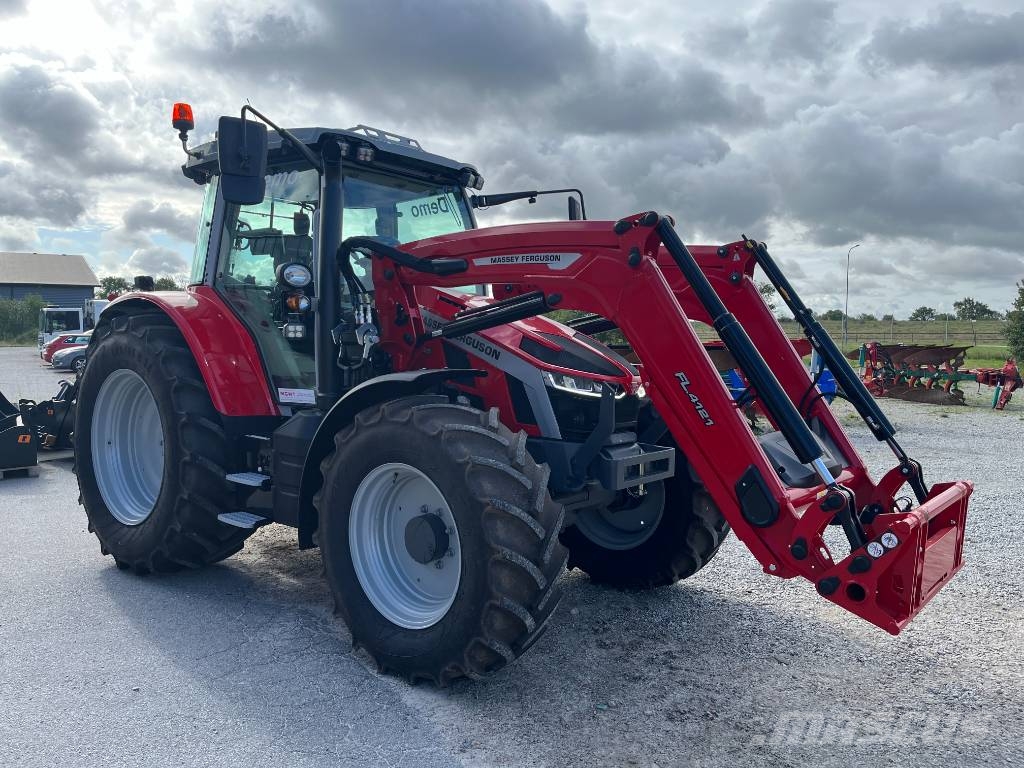 Massey Ferguson 5S.145 DEMO Traktorji