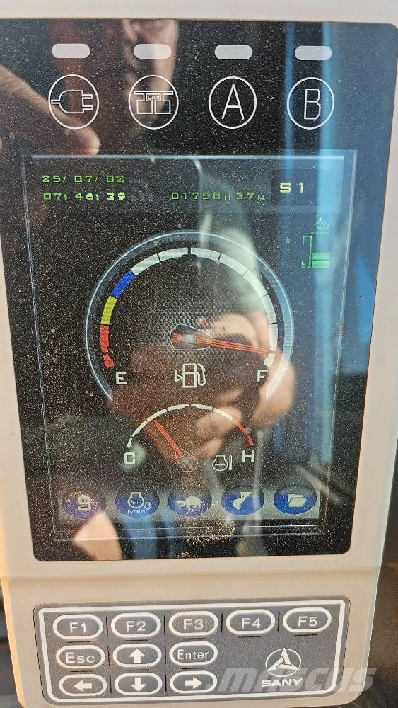 Sany SY 135 C auch sehr günstig mieten! Εκσκαφείς με ερπύστριες