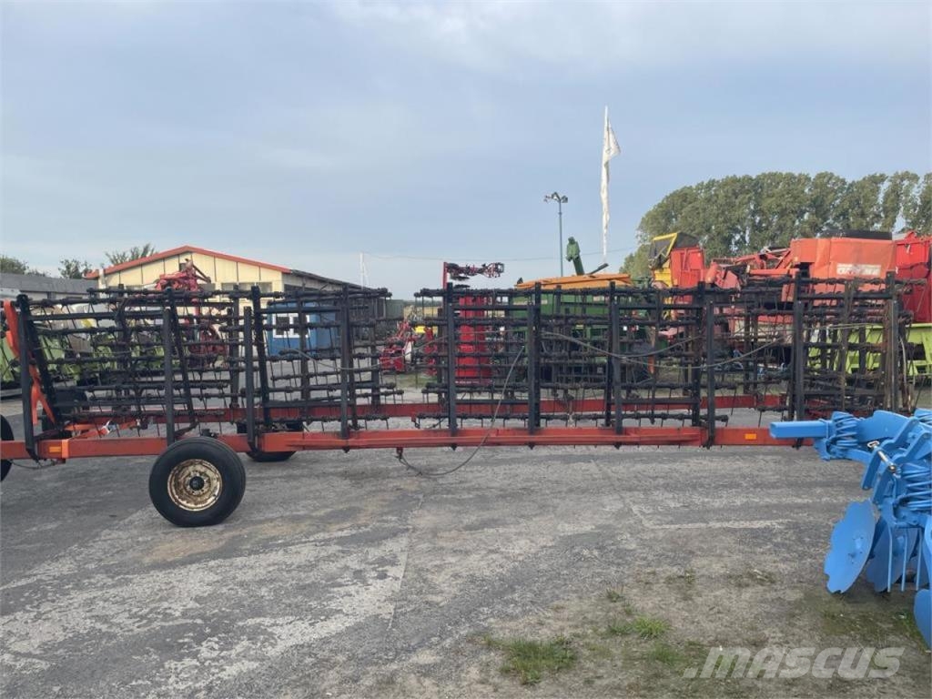 Farm King Strohstriegel 18m 其他耕耘機和配件