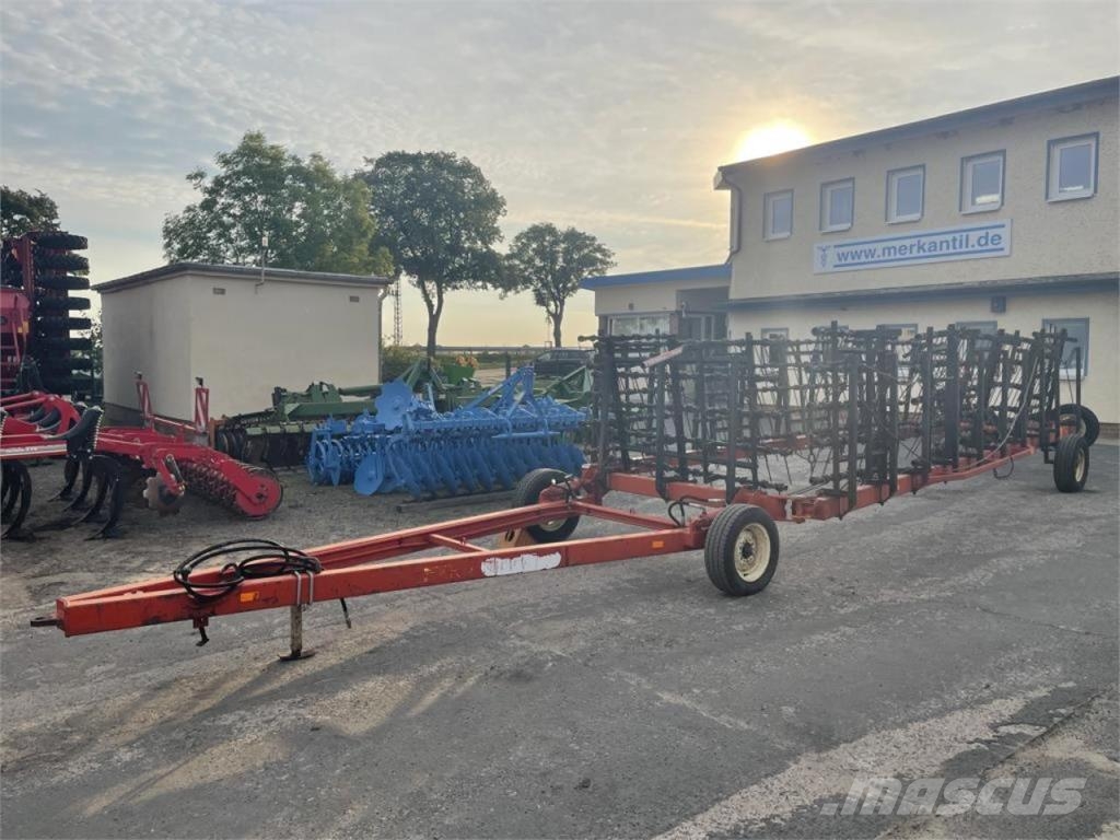 Farm King Strohstriegel 18m 其他耕耘機和配件