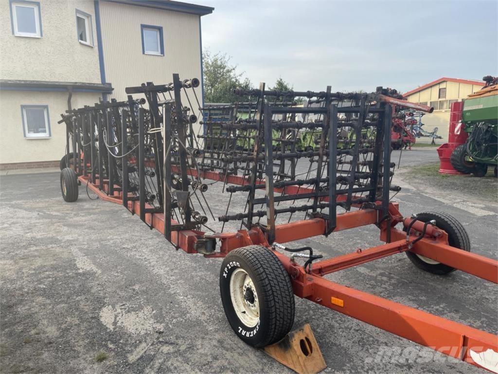 Farm King Strohstriegel 18m 其他耕耘機和配件
