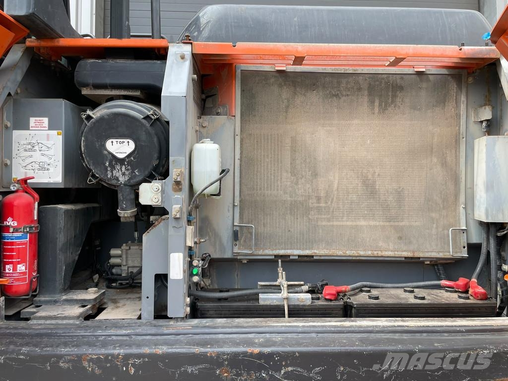 Hitachi ZX210LC-6 حفارات زحافة