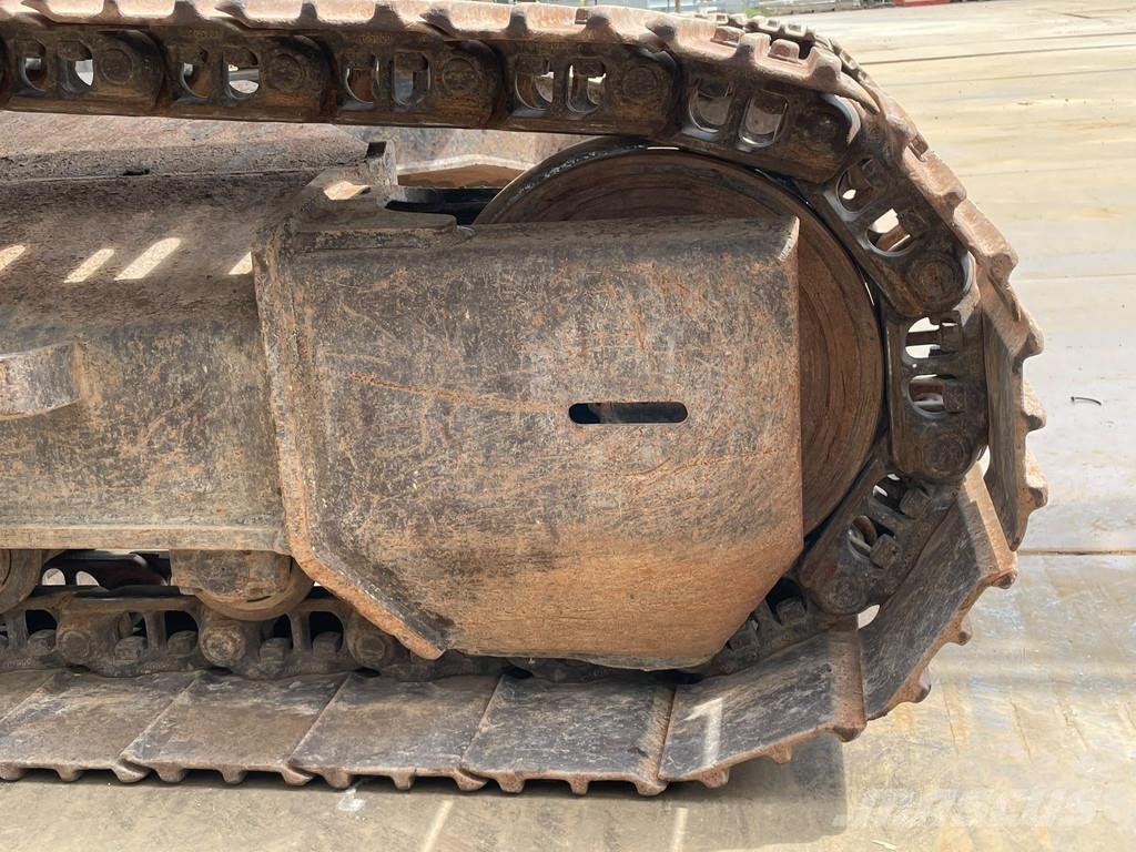 Hitachi ZX210LC-6 حفارات زحافة