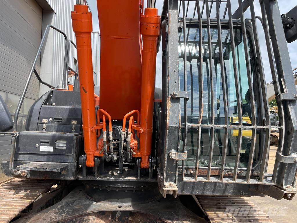 Hitachi ZX210LC-6 حفارات زحافة