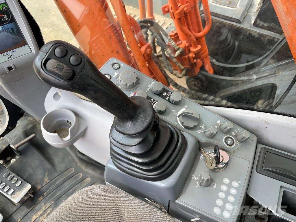 Hitachi ZX210LC-6 حفارات زحافة