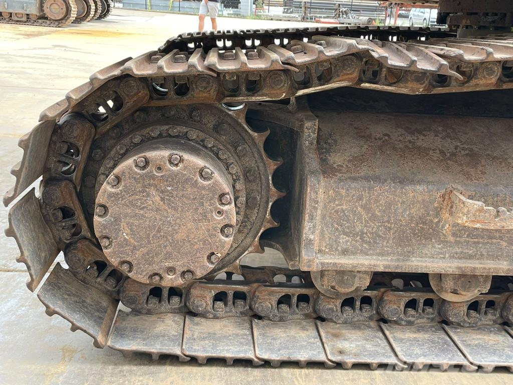 Hitachi ZX210LC-6 حفارات زحافة