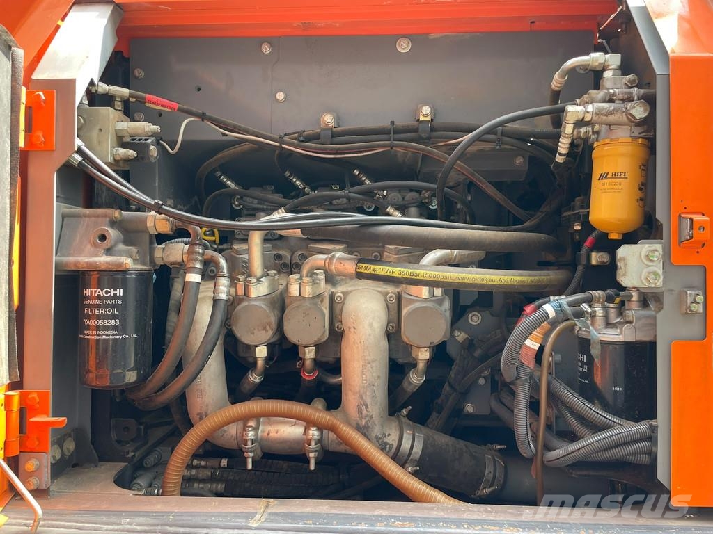Hitachi ZX210LC-6 حفارات زحافة