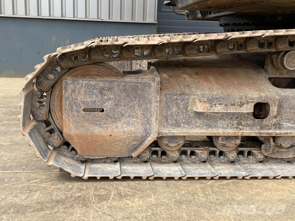 Hitachi ZX210LC-6 حفارات زحافة