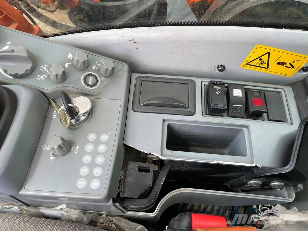 Hitachi ZX210LC-6 حفارات زحافة