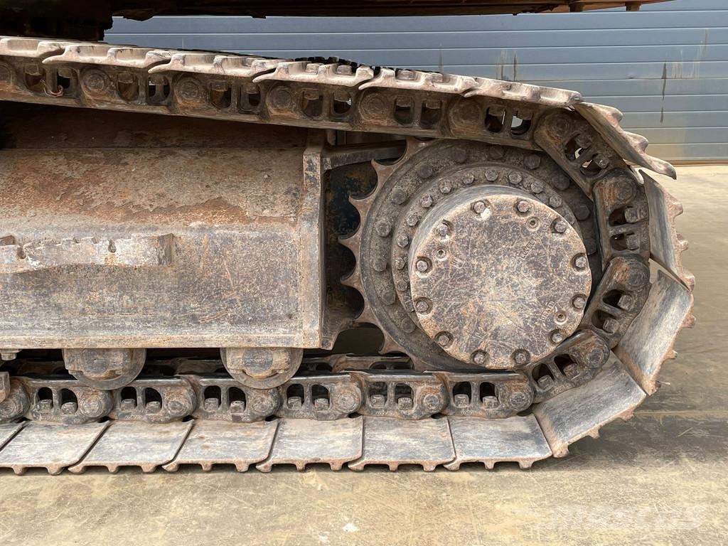 Hitachi ZX210LC-6 حفارات زحافة
