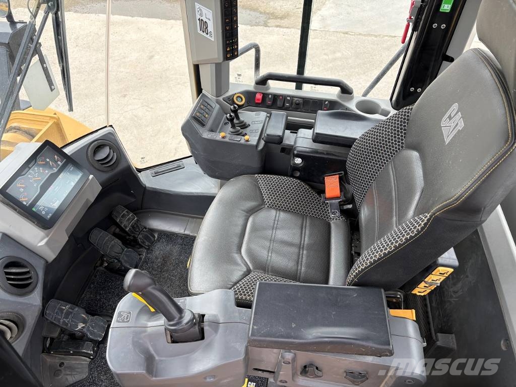 CAT 972 لوادر بعجل