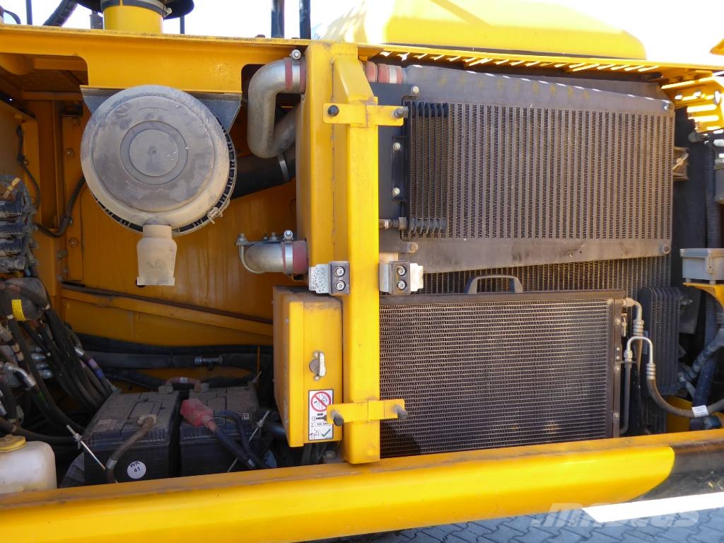 JCB JS 220 N LC mit Oilquick OQ70/55 Raupenbagger