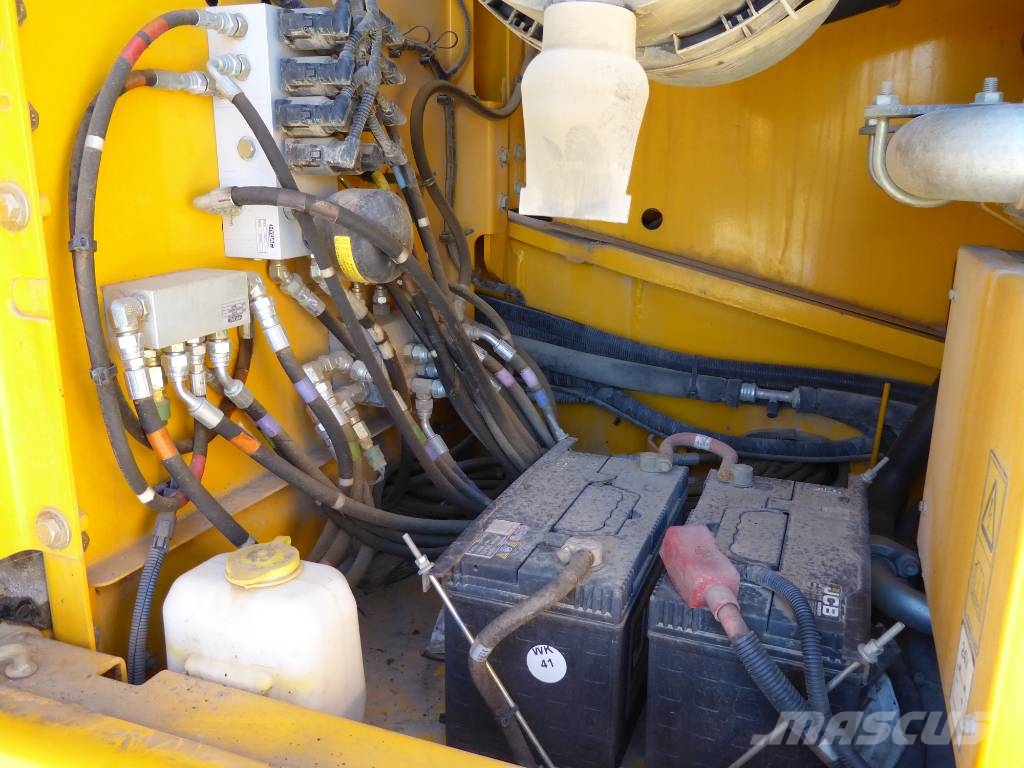 JCB JS 220 N LC mit Oilquick OQ70/55 Raupenbagger