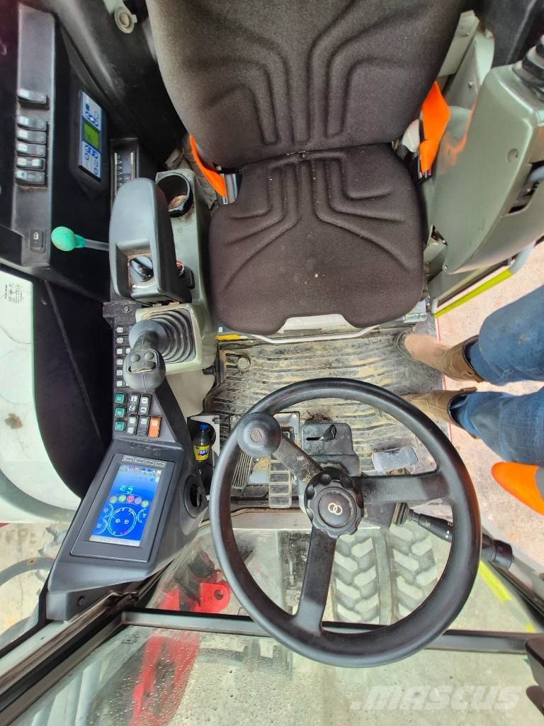 Takeuchi TB 295 W حفارات بعجل