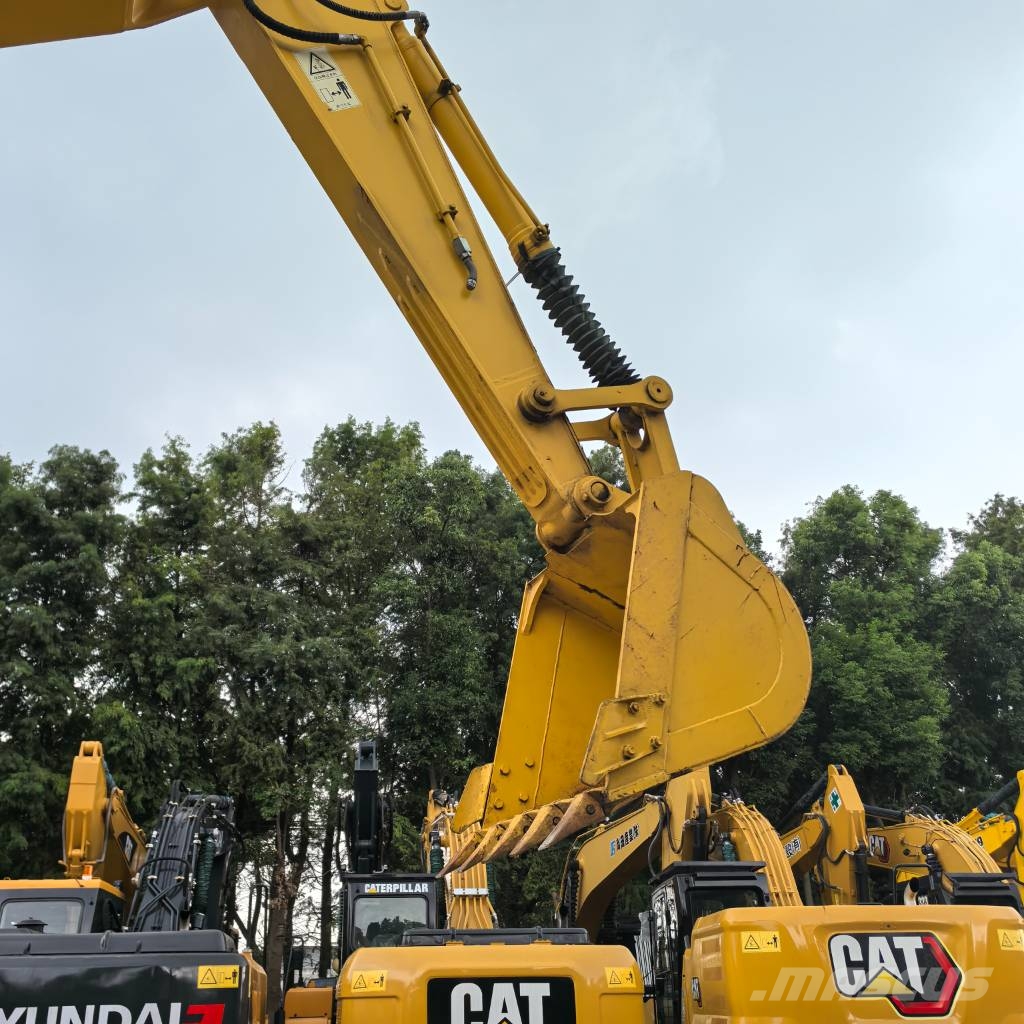Komatsu PC 220-8 Гусеничні екскаватори