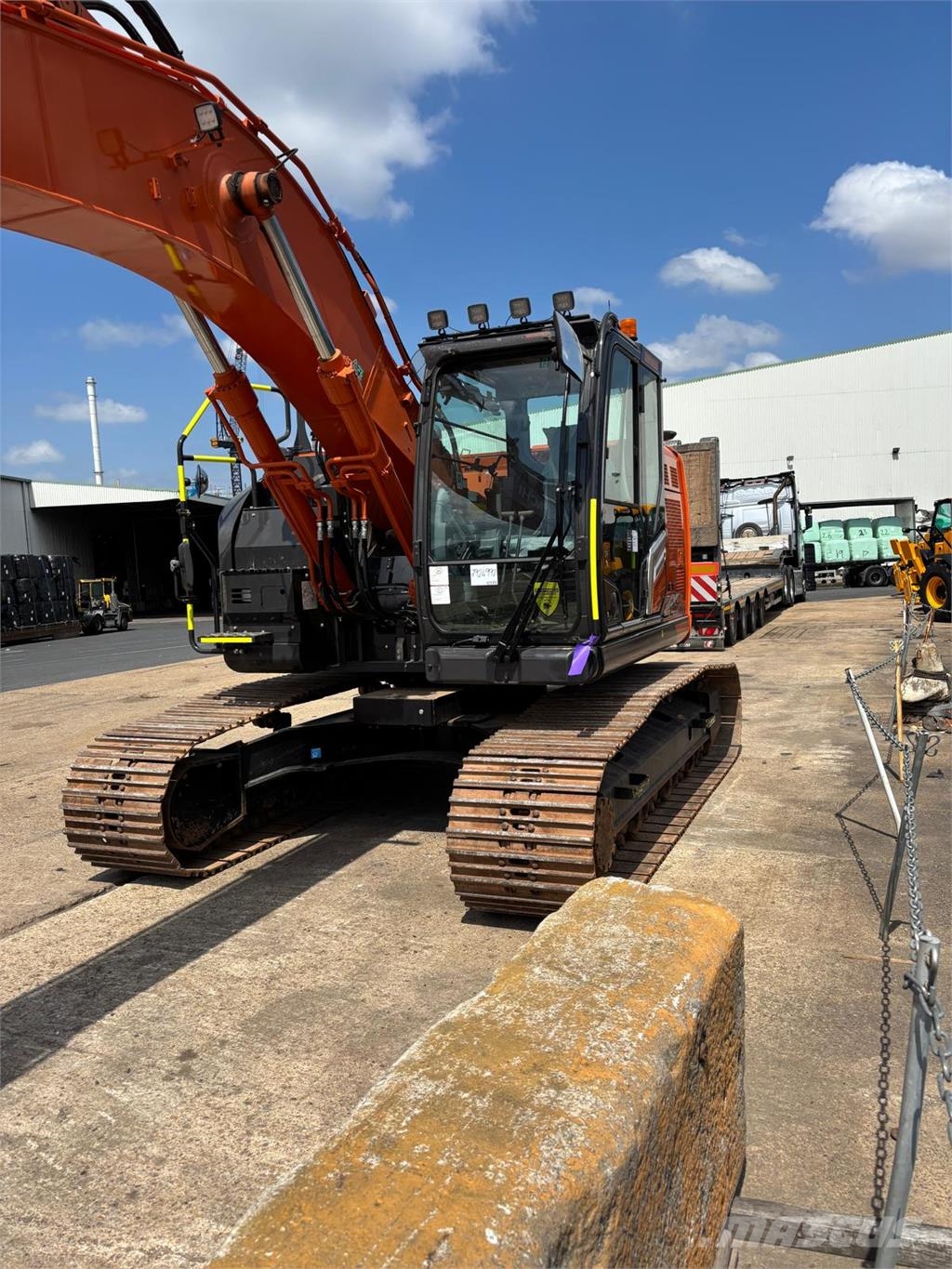 Hitachi ZX225USLC-7, VÄHÄN AJETTU, STAGE 5, TULOSSA حفارات زحافة