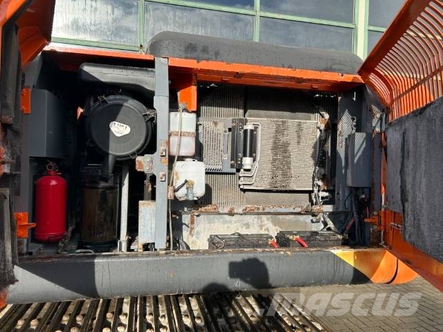 Hitachi ZX 210 LC-5B حفارات زحافة