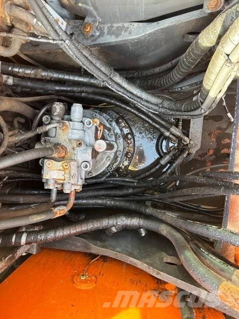 Hitachi ZX 210 LC-5B حفارات زحافة