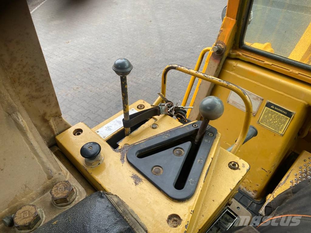 CAT 963 Crawler loaders