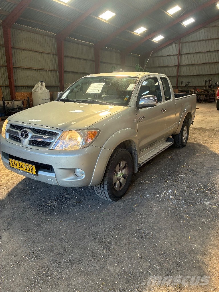 Toyota Hilux Vieglais kravas automobilis/izkraušana no sāniem