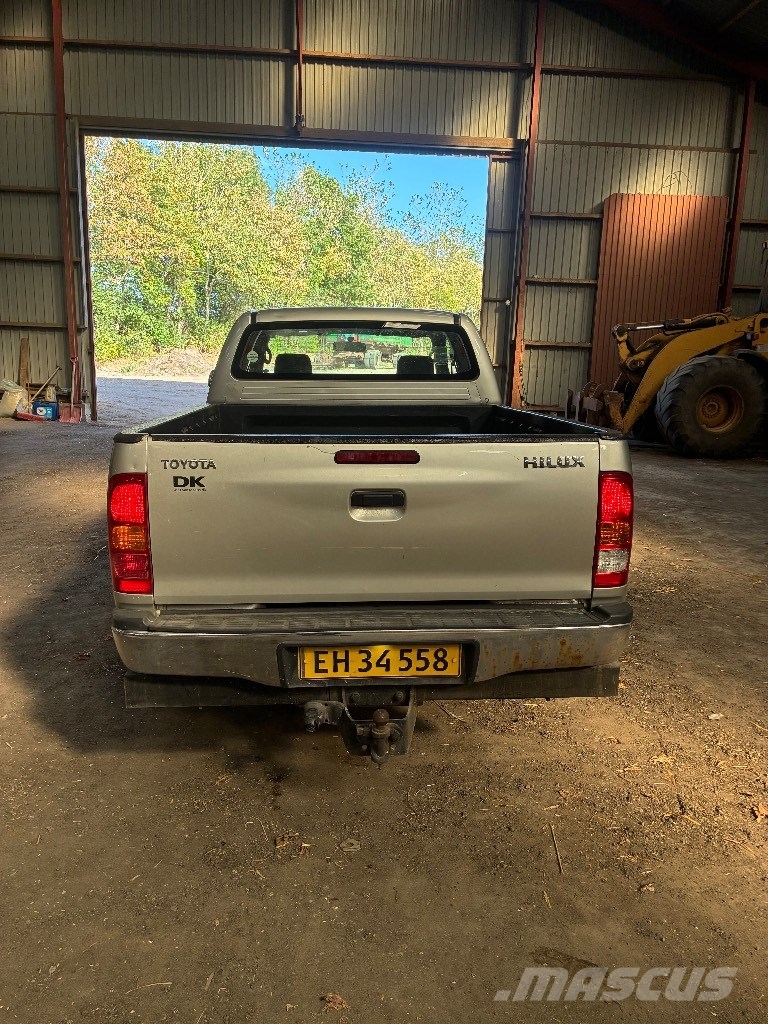 Toyota Hilux Vieglais kravas automobilis/izkraušana no sāniem