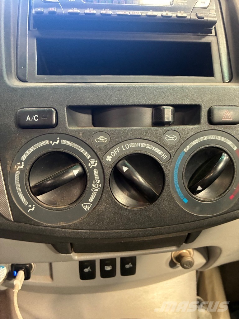 Toyota Hilux Vieglais kravas automobilis/izkraušana no sāniem