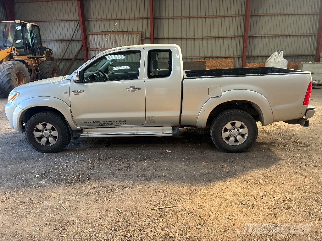 Toyota Hilux Vieglais kravas automobilis/izkraušana no sāniem