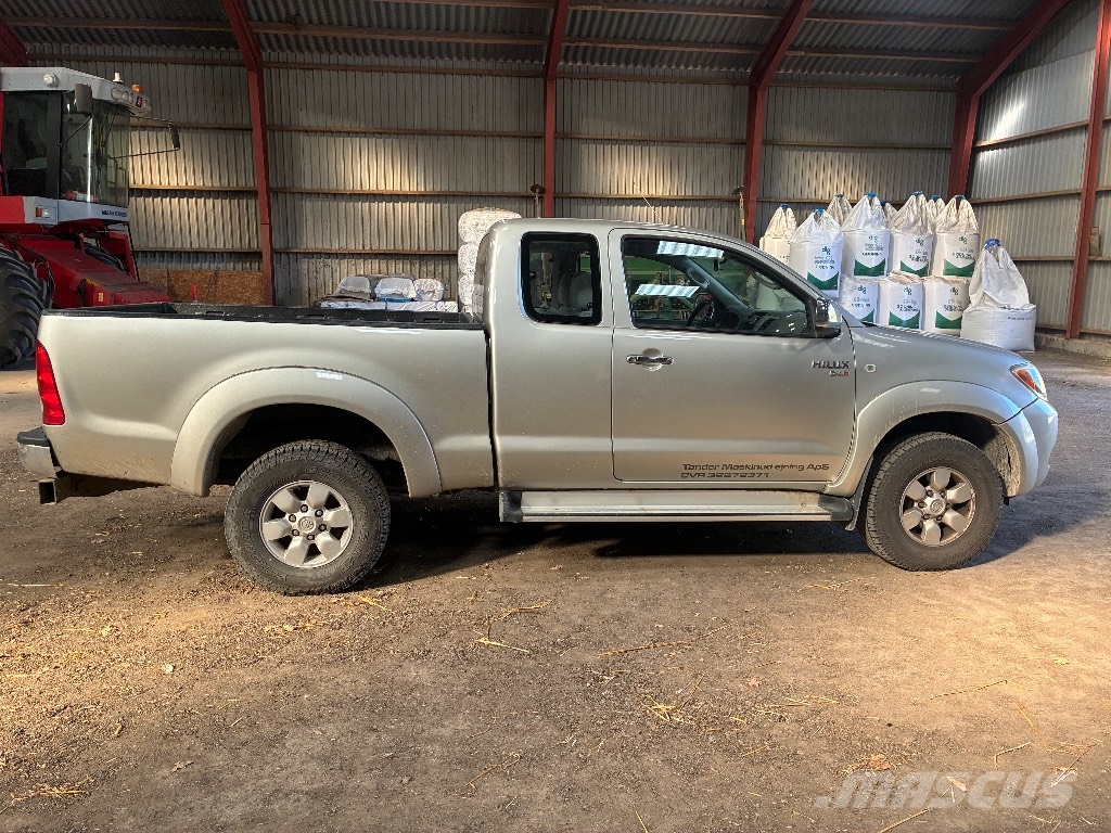 Toyota Hilux Vieglais kravas automobilis/izkraušana no sāniem