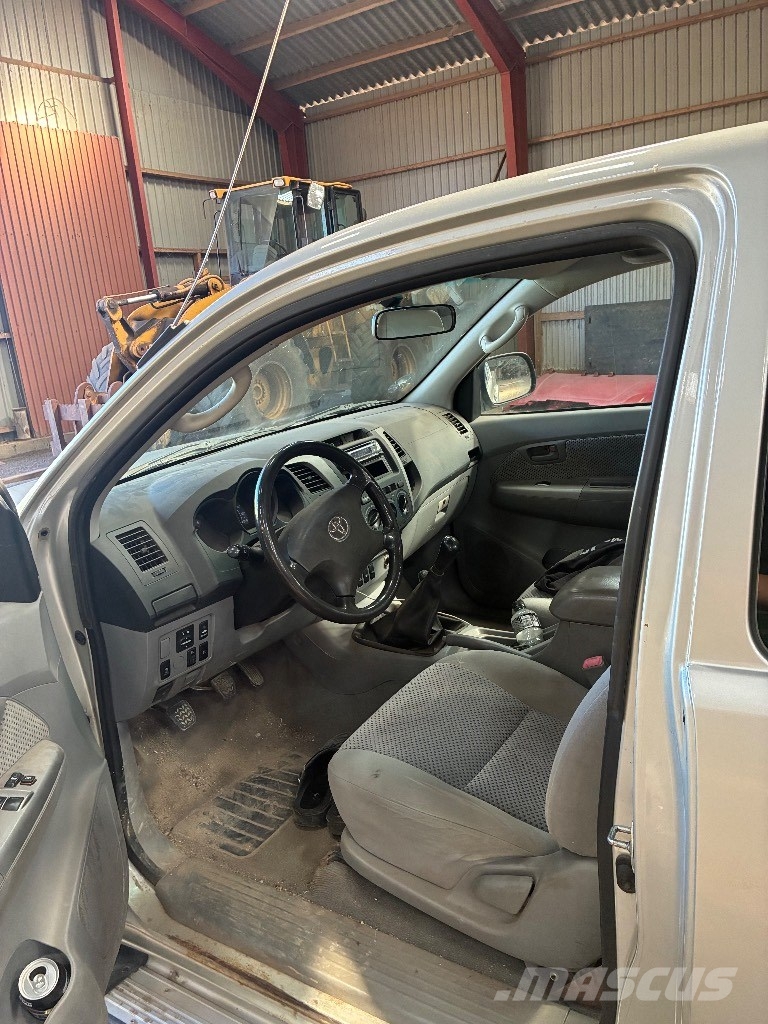Toyota Hilux Vieglais kravas automobilis/izkraušana no sāniem